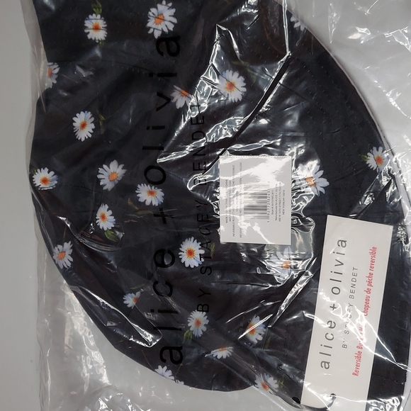Alice + Olivia Accessories - Alice + Olivia Daisy Bucket hat